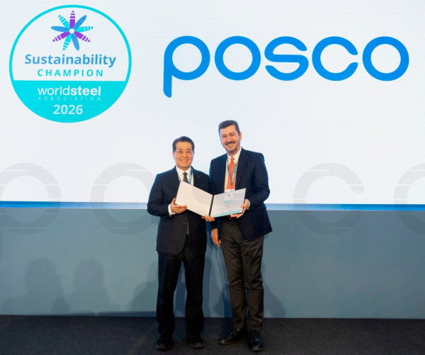 14일(베를린 현지시간) 포스코가 세계철강협회 ‘지속가능성 최우수 멤버(Sustainability Champion)’에 선정됐다. 사진 왼쪽부터 장인화 포스코그룹 회장, 우르 달베레르(Uğur Dalbeler) 세계철강협회장 겸 튀르키예 촐라콜루 메탈루지(Çolakoğlu Metalurji A.Ş.) 회장. [사진=포스코]
