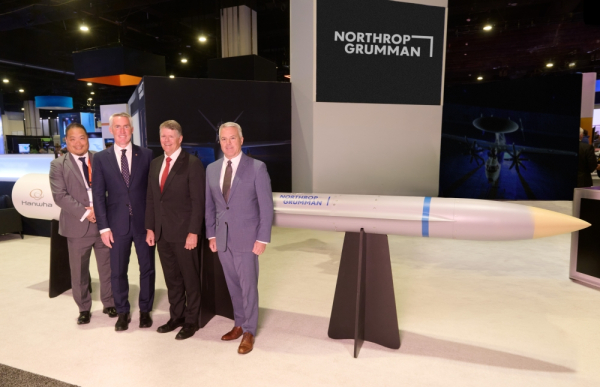 한화에어로스페이스는 21일(현지 시각) 미국 메릴랜드주 내셔널하버에서 열린 'Sea-Air-Space 2026' 전시회에서 노스롭그루먼과 AReS 미사일 체계의 1단 고체연료 추진체 개발 협력을 위한 협약을 체결했다. 왼쪽부터 케빈 슈노버 한화디펜스USA 임원, 마이클 쿨터 한화디펜스USA CEO, 프랭크 몰리 노스롭그루먼 임원, 론 박설 노스롭그루먼 임원. [사진=한화에어로스페이스]