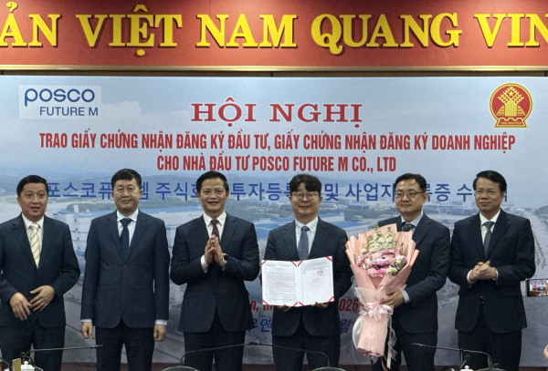 포스코퓨처엠과 타이응웬성은 지난 21일 타이응웬성 인민위원회에서 베트남 인조흑연 음극재 사업 투자등록증(IRC)을 전달하는 사전 행사를 진행했다. 왼쪽 3번째부터 타이응웬성 브엉 꾸옥 뚜언(Vuong Quoc Tuan) 인민위원장, 포스코퓨처엠 엄기천 사장 [사진=포스코퓨처엠]