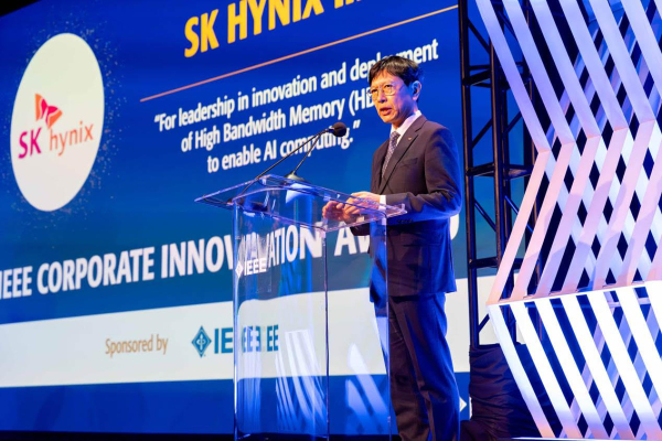 SK하이닉스 안현 개발총괄 사장(CDO)이 미국 뉴욕 2026 IEEE 어워즈 기념식에서 기업혁신상 수상 소감을 말하고 있다. [사진=SK하이닉스]
