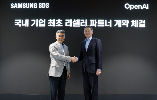 2025년 12월, 삼성SDS와 OpenAI가 국내 기업 최초 리셀러 파트너 계약을 체결했습니다. (왼쪽부터) 삼성SDS 이호준 클라우드서비스사업부장(부사장), OpenAI 코리아 김경훈 총괄대표 [사진=삼성SDS]