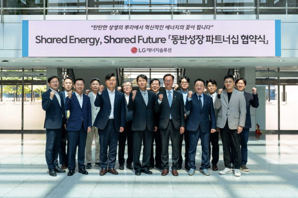 6일 LG에너지솔루션 오창 에너지플랜트에서 '동반성장 파트너십 협약식’을 개최하고 기념 사진 촬영을 하고 있다. (앞줄 왼쪽부터) 권병현 신성에스티 부사장, 서동조 보백씨엔에스 대표이사, 김우섭 LG에너지솔루션 커뮤니케이션센터장, 이동찬 폴 대표이사, 송재봉 더불어민주당 의원, 이송영 에이엠텍 대표이사, 하기봉 LG에너지솔루션 구매.Pack부품구매 담당 [사진=LG에너지솔루션]