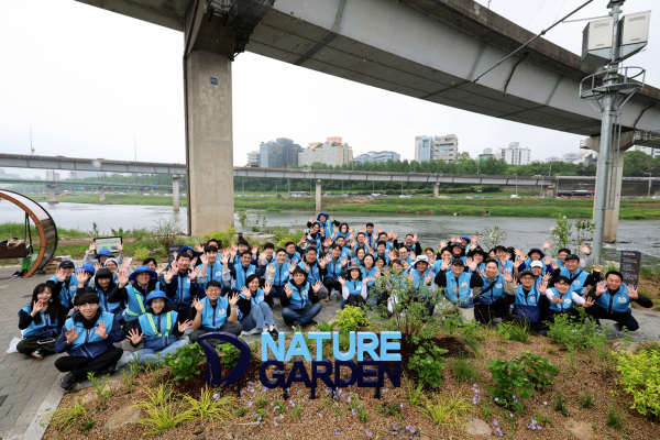 대우건설 임직원들이 준공한 ‘대우건설 Nature’ 정원에서 기념촬영 하고 있다, [사진=대우건설]