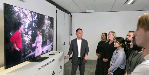 호주 시드니에서 열린 삼성전자 '2026 호주 테크세미나'에서 참석자들이 2026년형 마이크로 RGB를 살펴보고 있다. [사진=삼성전자]