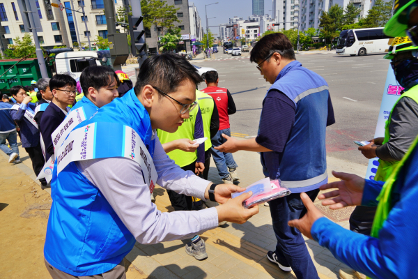 지난 14일 평택 고덕동 건설현장에서 우리은행과 서민금융진흥원 임직원들이 불법사금융 피해 예방 캠페인을 실시하고 있다.