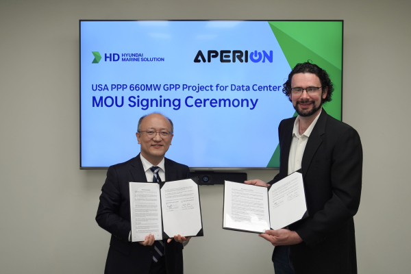HD현대마린솔루션은 최근 미국 에너지 인프라 개발 기업 AEG(Aperion Energy Group)와 데이터센터 전력용 엔진 유지·보수를 위한 업무협약을 체결했다(왼쪽부터 HD현대마린솔루션 박영언 AM SOLUTION 부문장, AEG 아론 휠러(Aaron Wheeler) 최고경영자). [사진=HD현대]