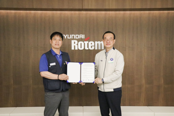 김익수(오른쪽) 현대로템 경영지원본부장과 남봉희 전국금속노동조합 현대로템 지회장이 지난 19일 현대로템 창원공장에서 열린 동반성장 노사미래전략TFT 발족식에서 기념촬영을 하고 있다. [사진=현대로템]