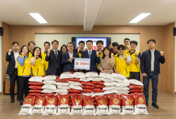 IPARK현대산업개발, 다문화종합복지센터 등 관계자들이 지역사회 취약계층 지원을 위한 쌀 기부 전달식 후 기념촬영 하고 있다. [사진=IPARK현대산업개발]