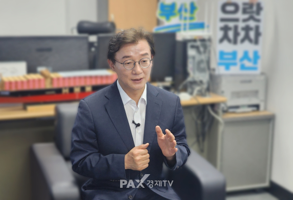 전재수 민주당 부산시장 후보가 팍스경제TV와의 인터뷰에서 해양수도 부산 전략과 지역경제 활성화 방안을 밝히고 있다. [사진=박자연 기자]