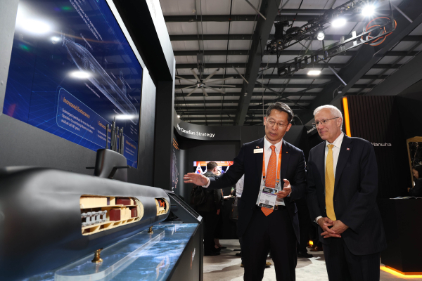 캐나다 오타와에서 열린 ‘CANSEC 2026’ 전시회 내 한화오션 부스에서, 한화오션 특수선해외사업단장 정승균 부사장(왼쪽)이 빅터 피델리 온타리오주 경제개발부 장관에게 최신예 잠수함인 KSS-III 모델을 소개하며 그 우수성을 설명하고 있다. [사진=한화오션]