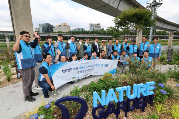 봉사활동 참석자들이 '대우건설 Nature' 앞에서 기념촬영 하고 있다. [사진=대우건설]