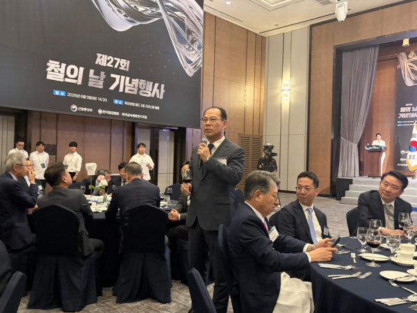 이보룡 현대제철 대표가 9일 서울 롯데호텔 월드에서 열린 제27회 철의 날 기념식 만찬에서 건배사를 하고 있다. [사진=김소이 기자]