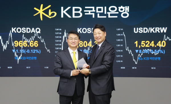 10일 서울 여의도 KB국민은행 딜링룸에서 열린 디지털 채권 발행을 위한 서명식에 참여한 이상호 HSBC증권 서울지점 대표(오른쪽)와 이성희 KB국민은행 자본시장사업그룹 부행장(왼쪽)이 기념촬영을 하고 있다. [사진=]