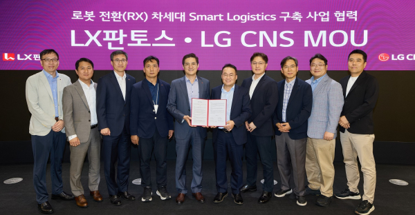 1일 LG CNS 본사에서 열린 ‘차세대 스마트물류 구축 업무협약식’에서 LG CNS 이준호 전무(오른쪽 다섯 번째), 박상균 전무(오른쪽 네 번째), LX판토스 어재혁 부사장(왼쪽 다섯 번째)을 비롯한 양사 임직원들이 기념촬영을 하고 있다. [사진=LG CNS]