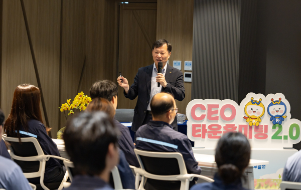 이정복 서부발전 사장이 지난 10일 태안발전본부에서 열린 ‘CEO 타운홀 2.0’에서 직원들과 소통하는 모습 [사진=서부발전]