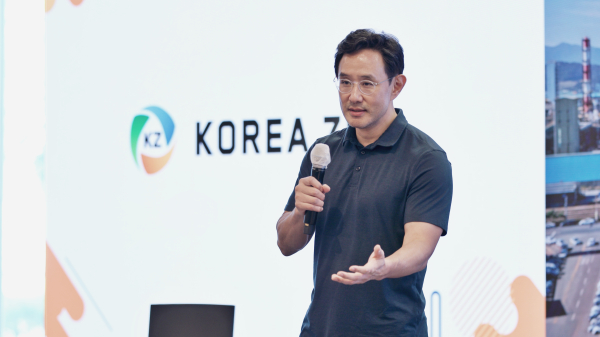 최윤범 고려아연 회장이 '루키즈 데이'에서 강연하고 있다. [사진=고려아연]