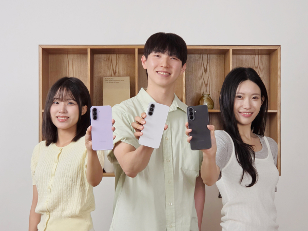 삼성전자 모델들이 새롭게 출시한 '갤럭시 A37 5G'를 소개하는 모습 [사진=삼성전자]