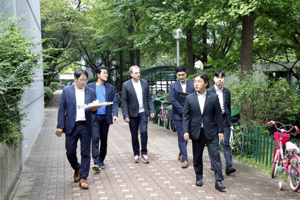 대우건설과 어반에이전시 목동8단지 담당자들이 단지를 시찰하고 있다. [사진=대우건설]