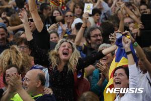 "이겼다!" 환호하는 카탈루냐 독립 지지자들