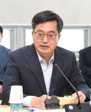 김동연 "최저임금 인상 속도 조절 논의...당정청 협의할 것"