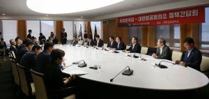 한국당, 대한상의 이어 전경련 방문...'10대 정책현안' 논의