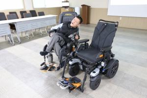 KT스카이라이프, 중증장애인에 맞춤제작 휠체어 전달...'Move with 스카이라이프'