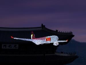 티웨이항공, ‘2022 서울 빛초롱’에서 항공기 조형물로 도심 하늘 수놓다