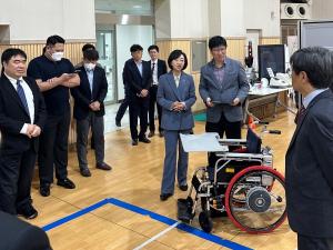 휴림로봇, 'AI자율주행 휠체어'에 오유경 식약처장 "정책 지원 확대할 것"
