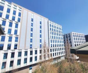 코오롱글로벌, 건물일체형 태양광 패널 외벽 시공장치 특허 취득