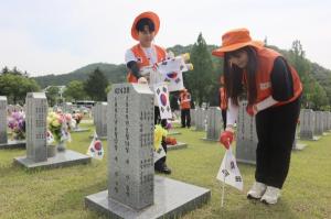 신협중앙회, 호국보훈의 달 맞아 국립대전현충원 묘역 정비 봉사활동