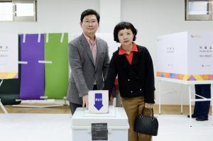 [포토] 총선 투표하는 이상일 용인특례시장 부부