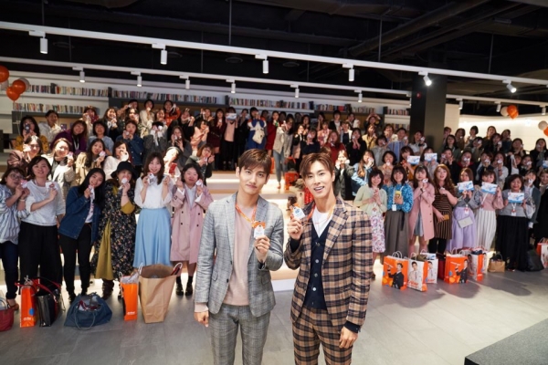 ‘4월13일 제주항공 팬 페스티벌 with 동방신기’ 행사에서 동방신기와 팬들이 함께 기념촬영을 하고 있다 [사진=제주항공]