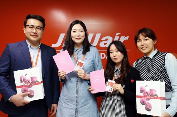 임신부가 근무하고 있는 부서의 부서장이 임신한 직원에게 임신 축하선물을 직접 전달하고 있다 [사진=제주항공]