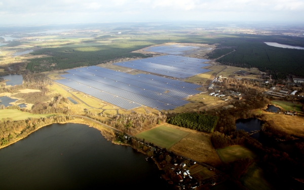 한화큐셀이 독일 브란덴부르크에 건설한 대형 태양광 발전소 [사진=한화큐셀]