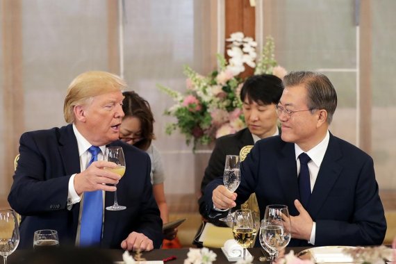 문재인 대통령과 도널드 트럼프 미국 대통령이 29일 저녁 청와대 상춘재에서 열린 친교만찬에서 건배를 하고 있다. (제공=청와대)