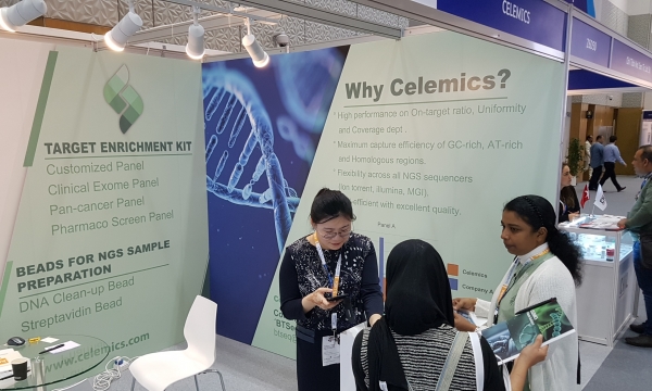 두바이에서 개최된 ‘MEDLAB Middle East 2020’에서 셀레믹스 전시장을 방문한 진단 관련 업계 전문가들이 셀레믹스 제품과 서비스에 대한 설명을 듣고 있다