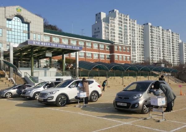 사진은 경북 문경모전초등학교에서 드라이브 스루 방식으로 예비소집 진행.