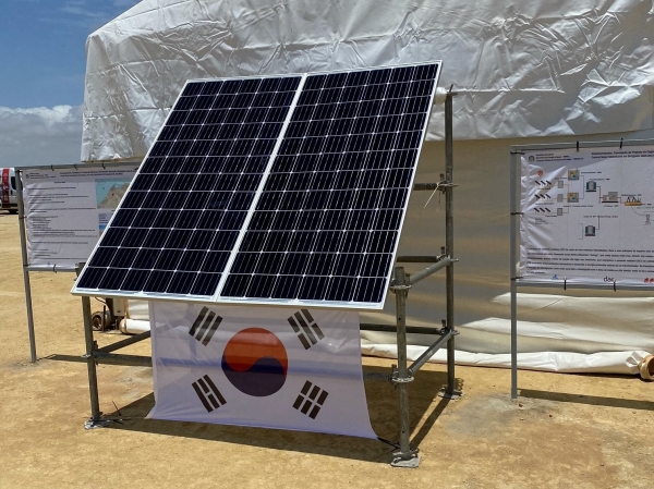 앙골라 공공 태양광 사업 행사장에 설치된 한화큐셀 태양광 모듈. [사진: 한화큐셀 제공]