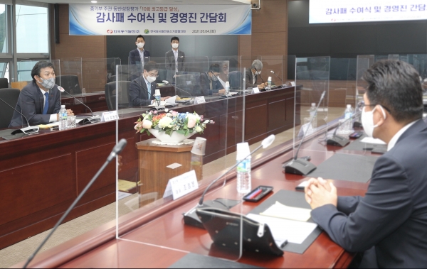 김영문한국동서발전 사장(맨 왼쪽)이 협력 중소기업 11개사와 소통 간담회를 시행하는 모습.