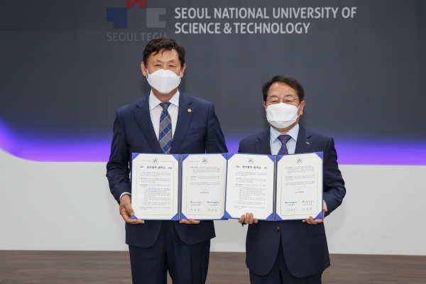 왼쪽부터 이동훈 서울과학기술대학교 총장과 박형덕 서부발전 사장