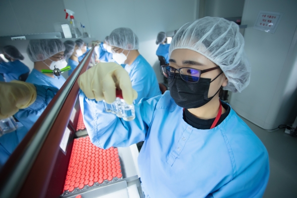 ▲Sk바이오사이언스 직원들이 안동L하우스에서 생산되는 코로나19 백신을 검수하고 있다. (사진제공=sk바이오사이언스)
