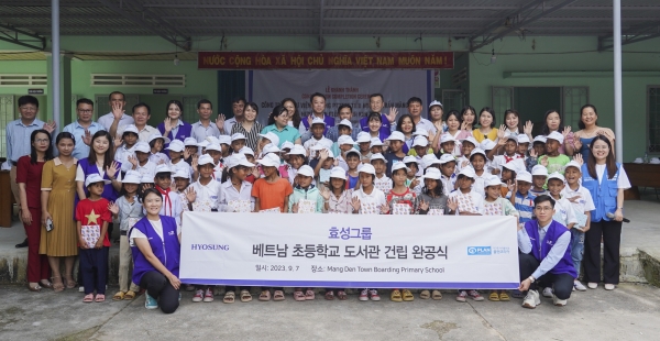 효성이 지난 7일 급여나눔을 통해 베트남 초등학교에 도서관을 기증하고 완공식을 진행했다. [사진=효성]