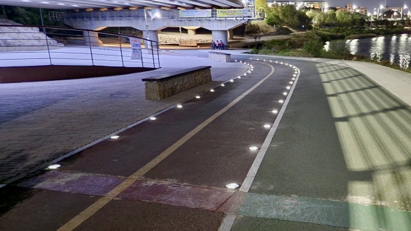 울산 중구 내황교 하부 산책로에 태양광 LED 조명 설치를 완료한 모습