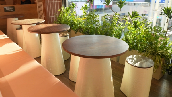 1. ㈜한화 건설부문이 폐플라스틱을 활용해 제작한 자원순환형 가구 (테이블 및 의자, 서울역민자역사)