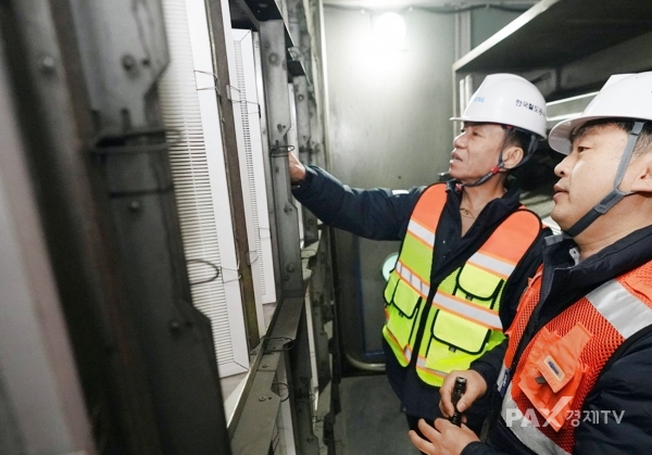 한문희 코레일 사장(왼쪽)이 27일 오전 수인분당선 서울숲역을 찾아 지하역사에 설치된 '공기청정 설비'를 점검하고 있다. [사진제공=코레일]