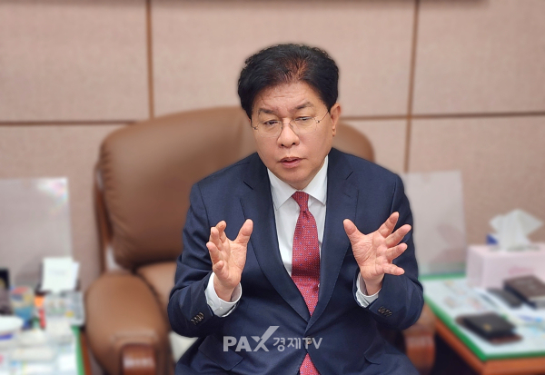 안성민 영도구청장 후보가 팍스경제TV와의 인터뷰에서 영도 산업 구조 재편과 교통·교육 정책 구상에 대해 설명하고 있다. [사진=박자연 기자]