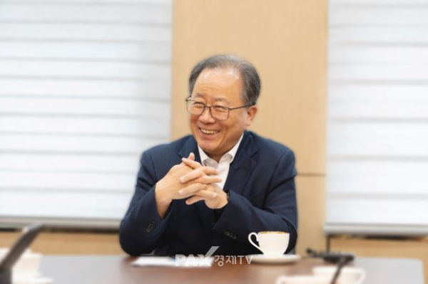 김석준 부산시교육감이 팍스경제TV와의 인터뷰에서 AI 기반 미래인재 양성과 공교육 경쟁력 강화 방안을 설명하고 있다. [사진=박자연 기자]