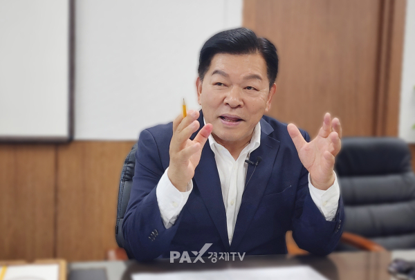 강철호 부산 동구청장이 팍스경제TV와의 인터뷰에서 북항 재개발과 원도심 활성화를 중심으로 한 민선 9기 구정 운영 방향을 설명하고 있다. [사진=박자연 기자]