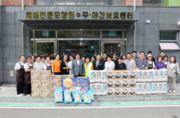 고흥군(군수 공영민)은 민족 최대 명절인 추석을 맞아 지난 9월 1일부터 2일까지 관내 사회복지시설 18개소를 방문해 어르신들에게 따뜻한 명절의 정을 전하고 현장의 목소리를 살폈다_ 사회복지시설 위문  [사진=전남광주통합특별시 고흥군]