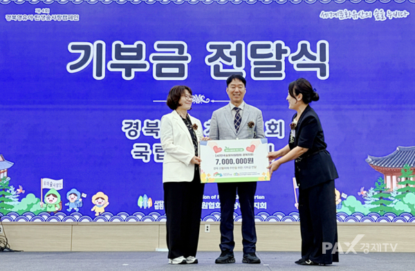 김기현 국립산림치유원 원장(가운데)이 4일 권미향 한국숲유치원협회 경북지회 회장(오른쪽)과 함께 기부금 전달 기념촬영을 하고 있다. [사진제공=국립산림치유원]